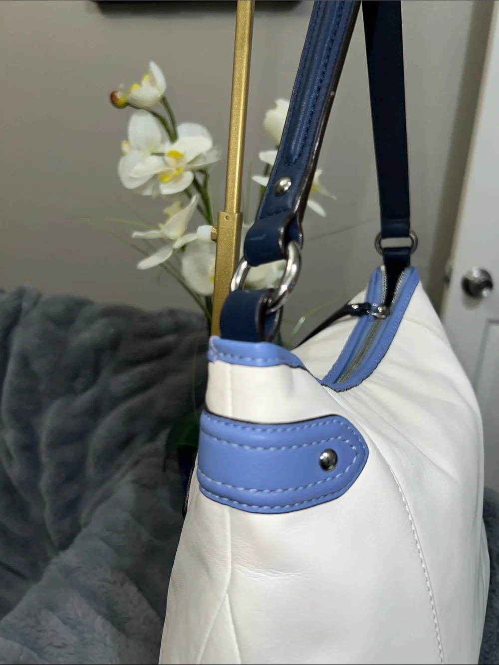Coach Daisy Spectator White / Blue / Periwinkle Hobo Bag EUC retail $358
